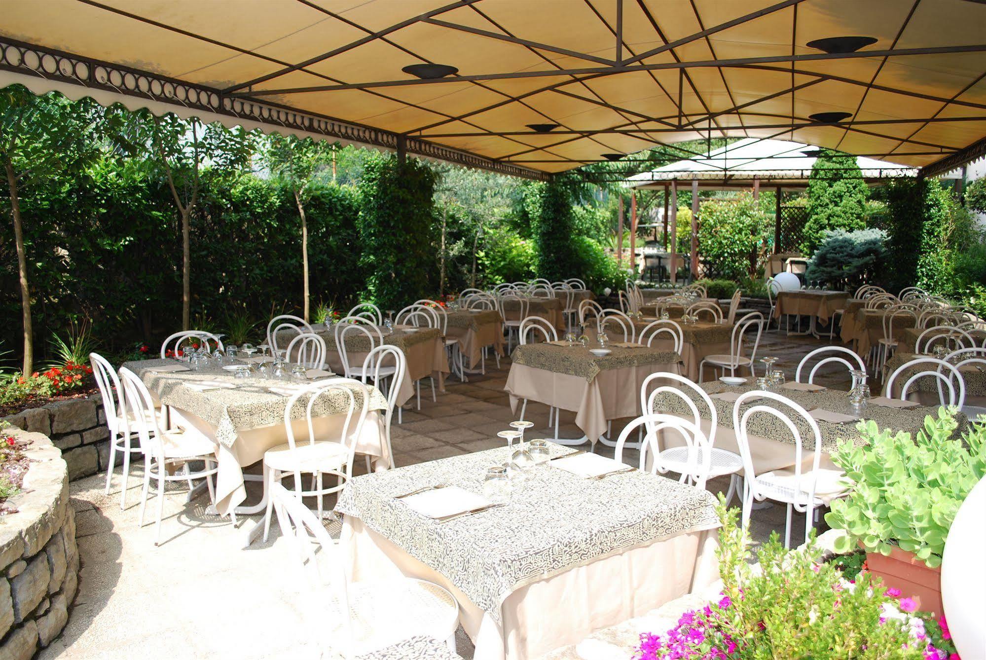 Albergo Giardino Τσερνόμπιο Εξωτερικό φωτογραφία