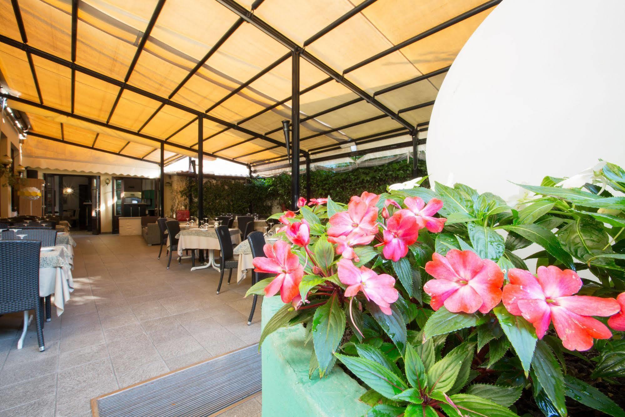 Albergo Giardino Τσερνόμπιο Εξωτερικό φωτογραφία